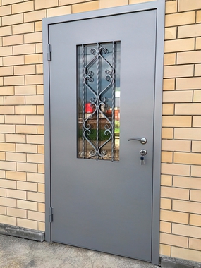 Серая порошковая дверь со стеклом