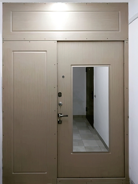 Тамбурная дверь с зеркалом